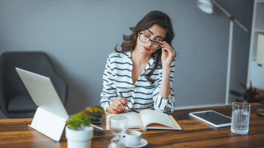 First signs of diabetic eye disease and listing early symptoms like blurry vision or dark spots.