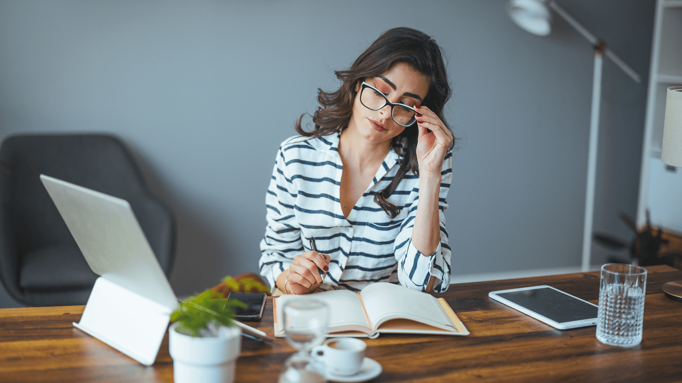 First signs of diabetic eye disease and listing early symptoms like blurry vision or dark spots.