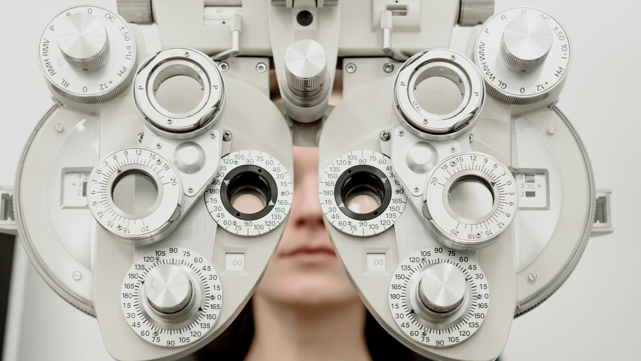 Understanding the importance of a cataract evaluation to identify early signs of lens clouding and explore vision correction options.